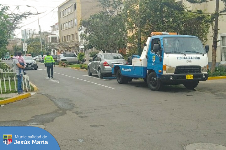 Ante el accidente vehicular ocurrido en la calle 6 de Agosto con Jr. Pachacutec, nuestro 🚑 equipo de rescate acudió raudamente para brindar los primeros auxilios y dar apoyo a los heridos.
Llámanos a Alerta Jesús María al 📞 6340100 o escríbenos vía WhatsApp 🟢 al 940378494.