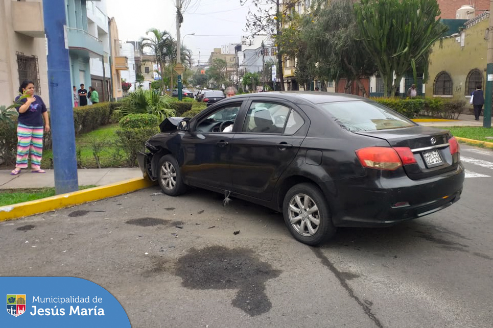 Ante el accidente vehicular ocurrido en la calle 6 de Agosto con Jr. Pachacutec, nuestro 🚑 equipo de rescate acudió raudamente para brindar los primeros auxilios y dar apoyo a los heridos.
Llámanos a Alerta Jesús María al 📞 6340100 o escríbenos vía WhatsApp 🟢 al 940378494.