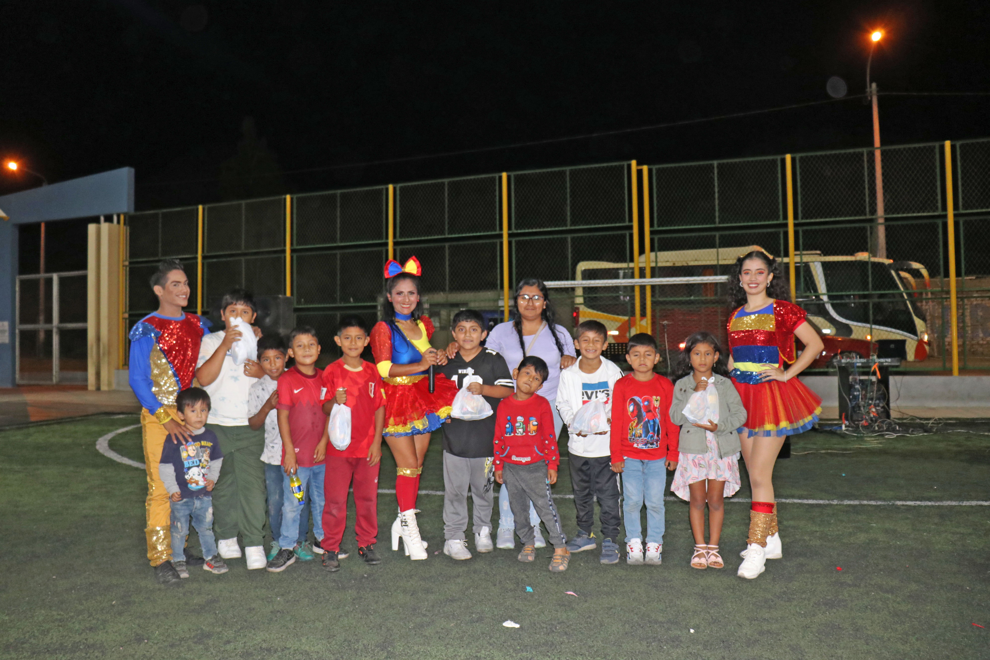 Fotografía de los niños junto al Show Infantil de Angie