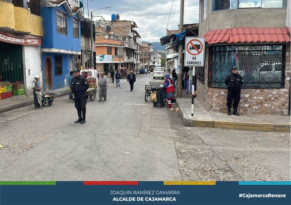 La Municipalidad Provincial de Cajamarca, continúa ordenando el comercio ambulatorio en los alrededores del mercadillo en la ciudad de Cajamarca. Durante años se ha convertido en un lugar intransitable y ocupado por comerciantes en su totalidad, por eso junto a diferentes área de la comuna local, hemos ido recuperando la vía pública y exhortando a los vecinos que respeten las veredas para el libre tránsito.
🤝A través de estas acciones, se busca recuperar la armonía en los espacios públicos, promoviendo un ambiente más limpio, seguro para la comunidad.
¡𝐕𝐞𝐜𝐢𝐧𝐨 𝐜𝐨𝐦𝐞𝐫𝐜𝐢𝐚𝐧𝐭𝐞, 𝐧𝐨 𝐬𝐚𝐪𝐮𝐞𝐬 𝐭𝐮𝐬 𝐩𝐫𝐨𝐝𝐮𝐜𝐭𝐨𝐬 𝐚 𝐥𝐚𝐬 𝐜𝐚𝐥𝐥𝐞𝐬, 𝐞𝐯𝐢𝐭𝐚 𝐝𝐞𝐜𝐨𝐦𝐢𝐬𝐨𝐬!