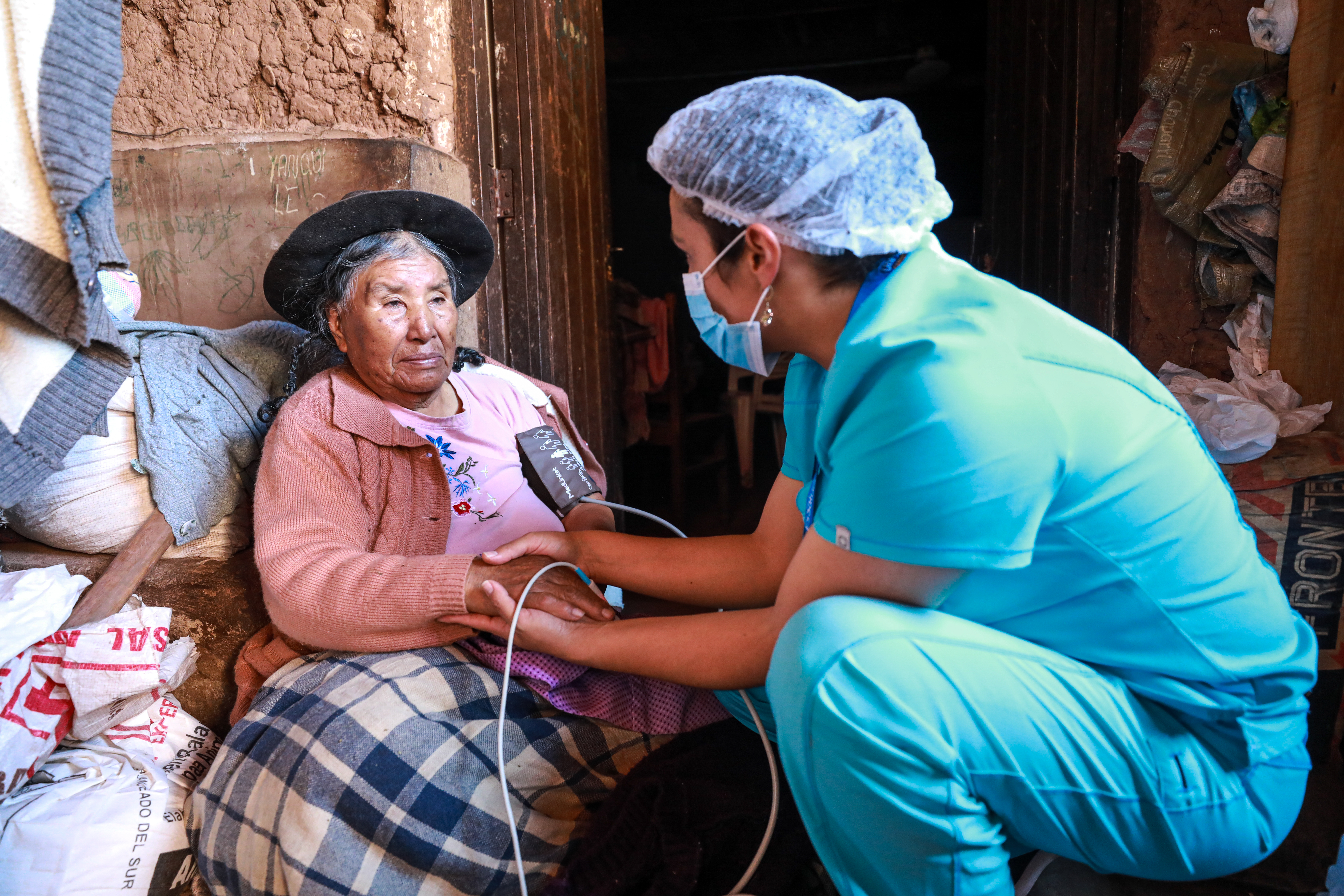 EsSalud lleva atención médica domiciliaria a los adultos mayores que viven solos en zona rural del Cusco