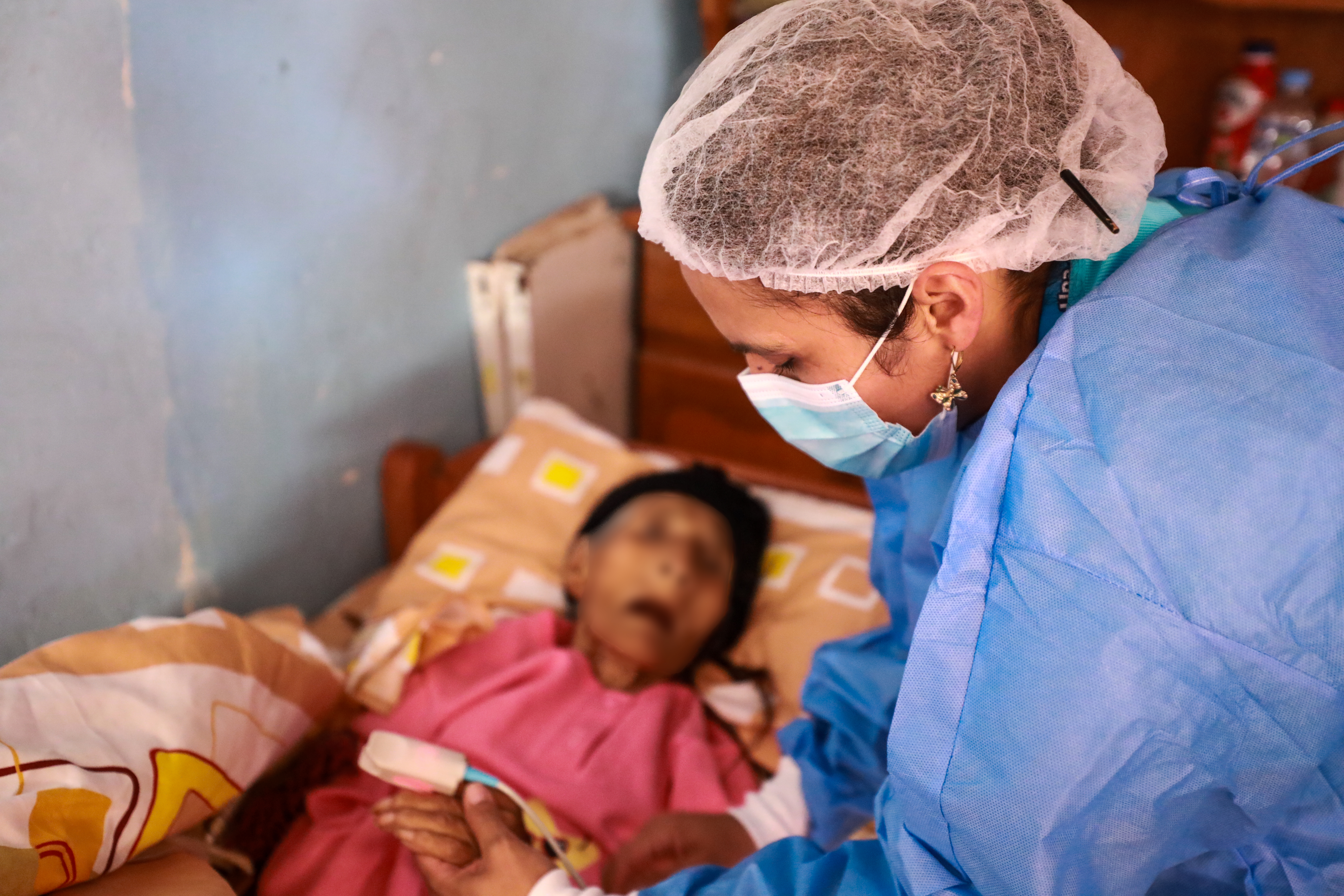EsSalud lleva atención médica domiciliaria a los adultos mayores que viven solos en zona rural del Cusco