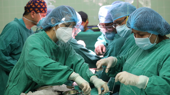 Mujer llega de Italia para donar uno de sus riñones a su hermano con insuficiencia renal y le salva la vida