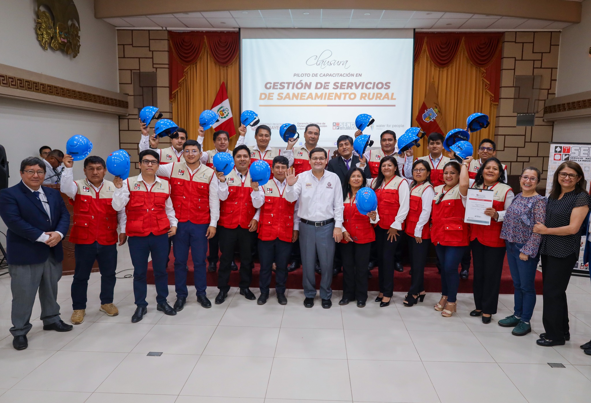 Foto grupal de alumnos y gobernador regional