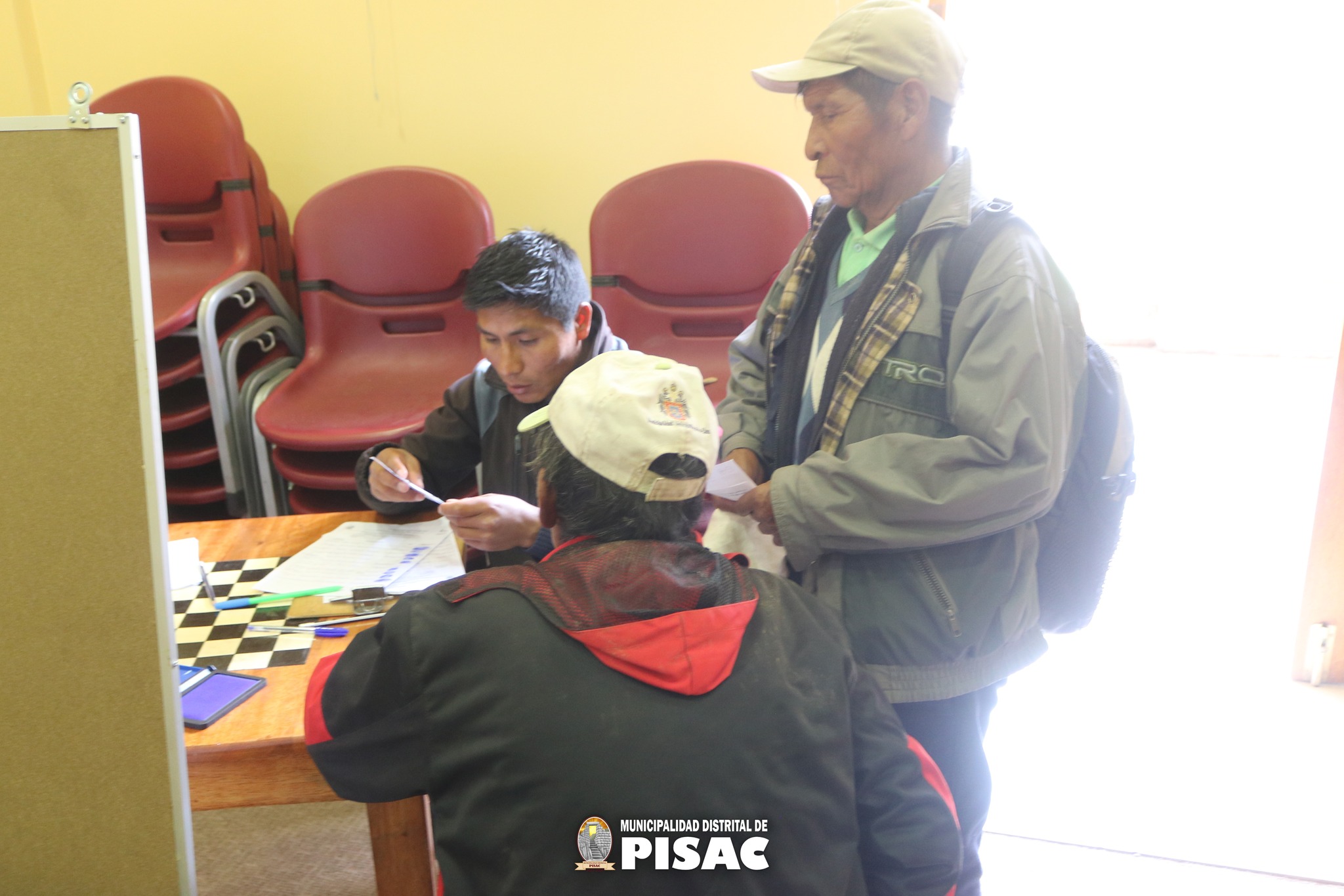 El Alcalde y Regidores de la Municipalidad Distrital de Pisac, junto a la Gerencia de Desarrollo humano y promoción social recibieron la gratitud de los beneficiaros a la campaña visual donde en su mayoría fueron personas de la tercera edad, tanto de la capital como de las comunidades campesinas de Pisac; Solicitaron que más campañas continúen con la presente Gestión Edil.
Agradecemos también a LAND VISION y futuras organizaciones para concertar nuestra proyección social en diferentes disciplinas de la Salud hacia la población del Distrito de Pisac.