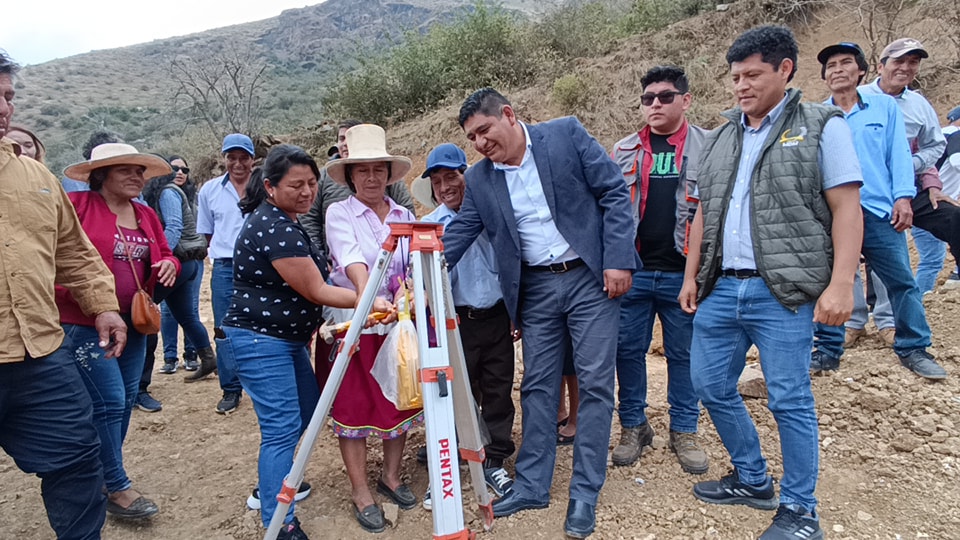 El alcalde de la Municipalidad Distrital de Macate, Fidel Alva López en compañía de los regidores Magaly Melgarejo, Roger Nolasco y Milton Vásquez coloco la primera piedra