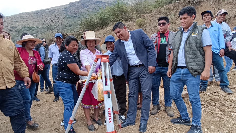 El alcalde de la Municipalidad Distrital de Macate, Fidel Alva López en compañía de los regidores Magaly Melgarejo, Roger Nolasco y Milton Vásquez coloco la primera piedra 