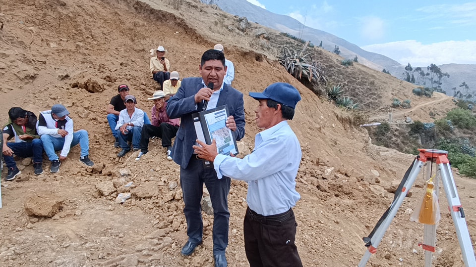 El alcalde de la Municipalidad Distrital de Macate, Fidel Alva López en compañía de los regidores Magaly Melgarejo, Roger Nolasco y Milton Vásquez coloco la primera piedra