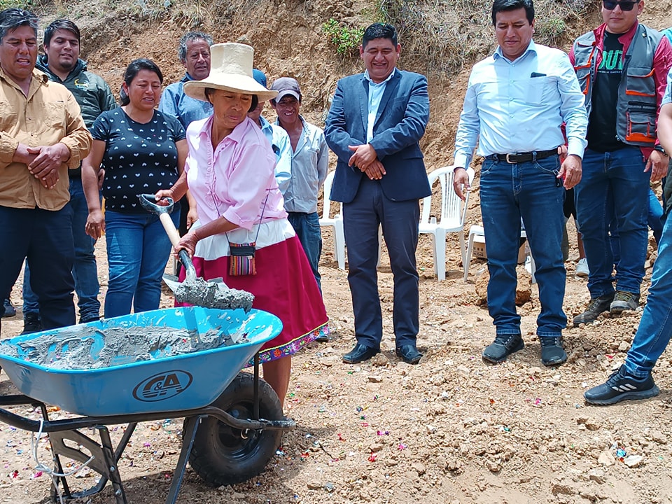 El alcalde de la Municipalidad Distrital de Macate, Fidel Alva López en compañía de los regidores Magaly Melgarejo, Roger Nolasco y Milton Vásquez coloco la primera piedra 