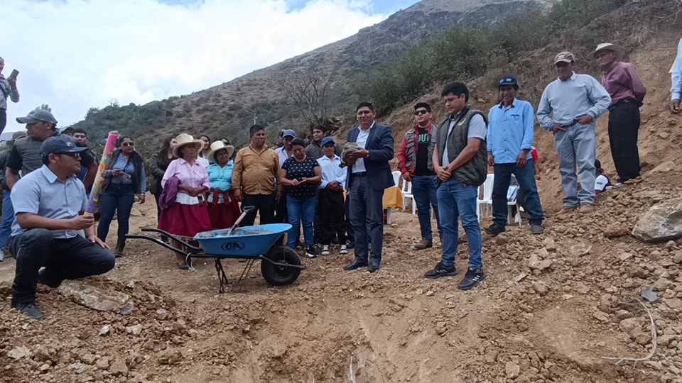 El alcalde de la Municipalidad Distrital de Macate, Fidel Alva López en compañía de los regidores Magaly Melgarejo, Roger Nolasco y Milton Vásquez coloco la primera piedra 