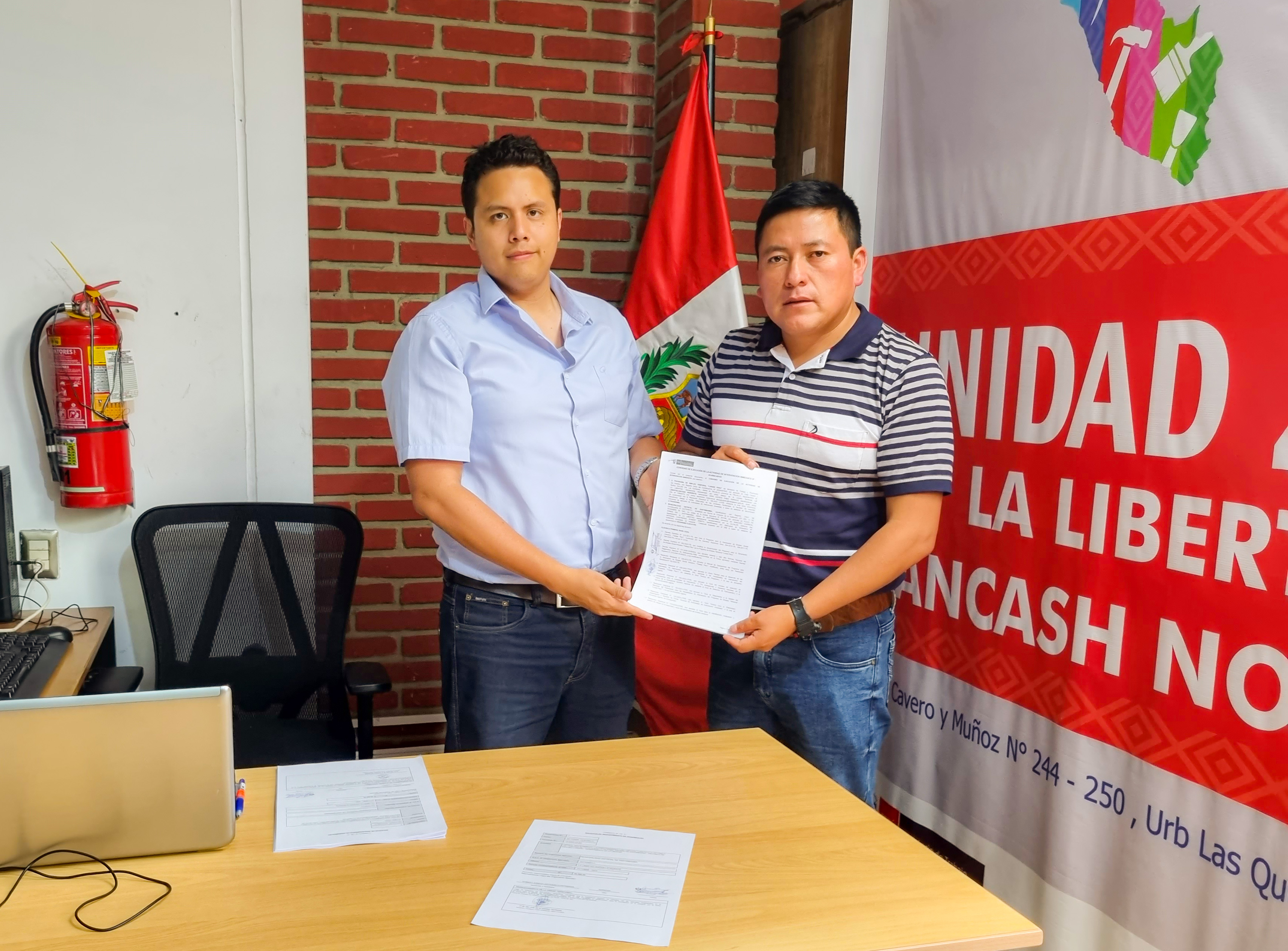 Firma de convenio entre Municipalidad de Sartimbamba y Lurawi Perú.