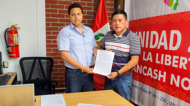 Firma de convenio entre Municipalidad de Sartimbamba y Lurawi Perú.