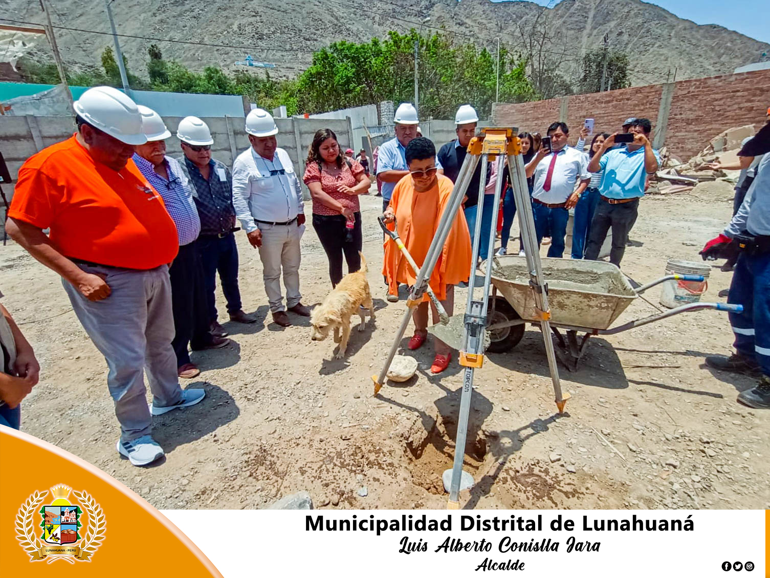 Este lunes 23 de octubre del 2023, se efectuó la colocación de la primera piedra del Proyecto “CREACION DE LOCAL MULTIUSO EN LA LOCALIDAD DE LUNAHUANA DEL DISTRITO DE LUNAHUANA – PROVINCIA DE CAÑETE – DEPARTAMENTO DE LIMA”. Con una inversión de S/. 1´054,220.00, plazo de ejecución de 120 días calendarios.
La mencionada obra contará con una edificación de dos pisos y una azotea, que brindará un mejor adecuado servicio para fomentar el desarrollo local integral sostenible, promoviendo la inversión pública del empleo.
En la ceremonia se conto con la presencia del Alcalde Distrital Sr. Luis Alberto Conislla Jara, Regidor Ing. Manuel David del Carpio Sanz, Regidora C.P.C Vicki Rubi Vicente de la Cruz, Gerente Municipal Ing. Isaias Nestor Ravichua Bejarano, Congresita de la República Martha Lupe Moyano Delgado, SubPrefecta Distrital Karen Calderón Sánchez y representantes de la Empresa Consorcio Lunahuaná. Asimismo, se procedió a la colocación de la primera piedra estando a cargo de nuestra representante del Gobierno Central.
#EnGestionChavelonEsLaSolucion