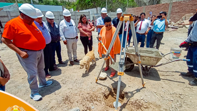 Este lunes 23 de octubre del 2023, se efectuó la colocación de la primera piedra del Proyecto “CREACION DE LOCAL MULTIUSO EN LA LOCALIDAD DE LUNAHUANA DEL DISTRITO DE LUNAHUANA – PROVINCIA DE CAÑETE – DEPARTAMENTO DE LIMA”.  Con una inversión de S/. 1´054,220.00, plazo de ejecución de 120 días calendarios. 
La mencionada obra contará con una edificación de dos pisos y una azotea, que brindará un mejor adecuado servicio para fomentar el desarrollo local integral sostenible, promoviendo la inversión pública del empleo.  
En la ceremonia se conto con la presencia del Alcalde Distrital Sr. Luis Alberto Conislla Jara, Regidor Ing. Manuel David del Carpio Sanz, Regidora C.P.C Vicki Rubi Vicente de la Cruz, Gerente Municipal Ing. Isaias Nestor Ravichua Bejarano, Congresita de la República Martha Lupe Moyano Delgado, SubPrefecta Distrital Karen Calderón Sánchez y representantes de la Empresa Consorcio Lunahuaná. Asimismo, se procedió a la colocación de la primera piedra estando a cargo de nuestra representante del Gobierno Central. 

#EnGestionChavelonEsLaSolucion