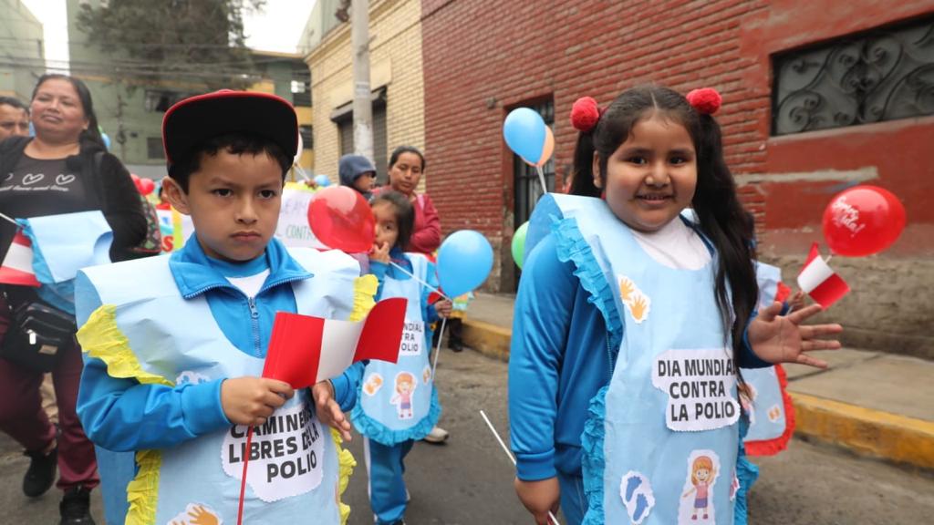Niñas y niños promueven la vacunación contra la polio mediante pasacalle en el Rímac