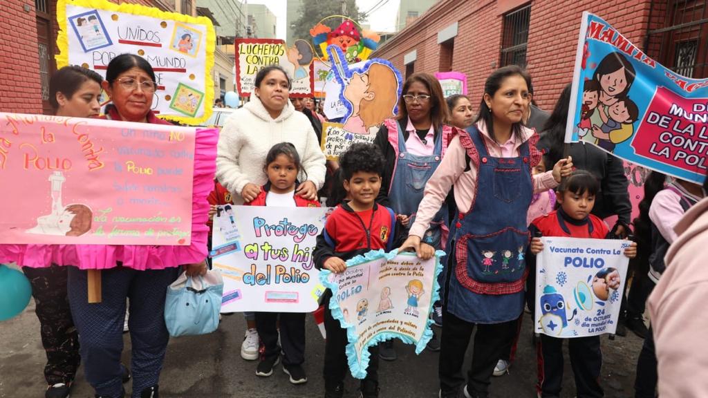 Niñas y niños promueven la vacunación contra la polio mediante pasacalle en el Rímac