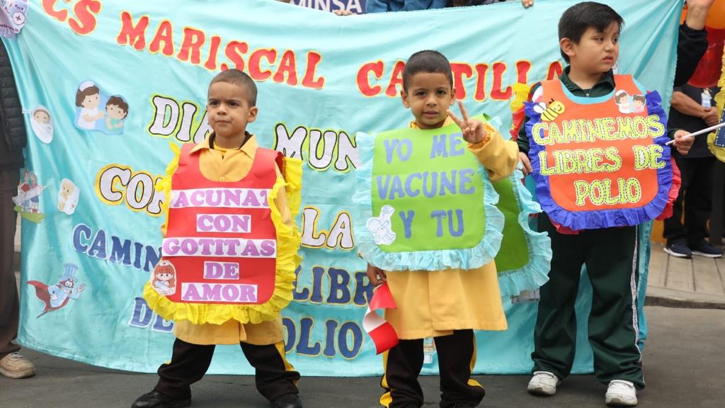 Niñas y niños promueven la vacunación contra la polio mediante pasacalle en el Rímac
