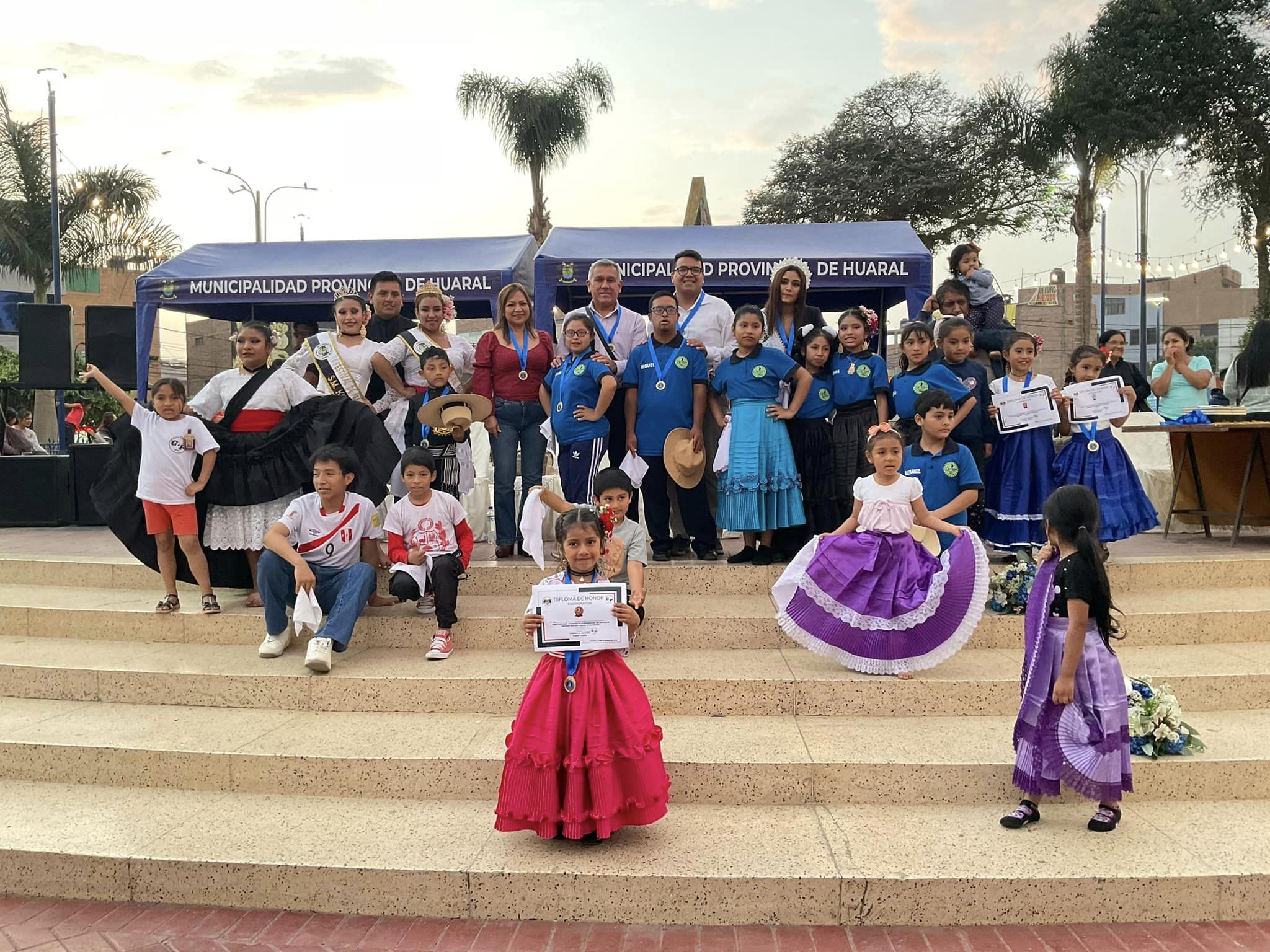 Alcalde entregΓ³ reconocimientos a los ganadores del festival de marinera