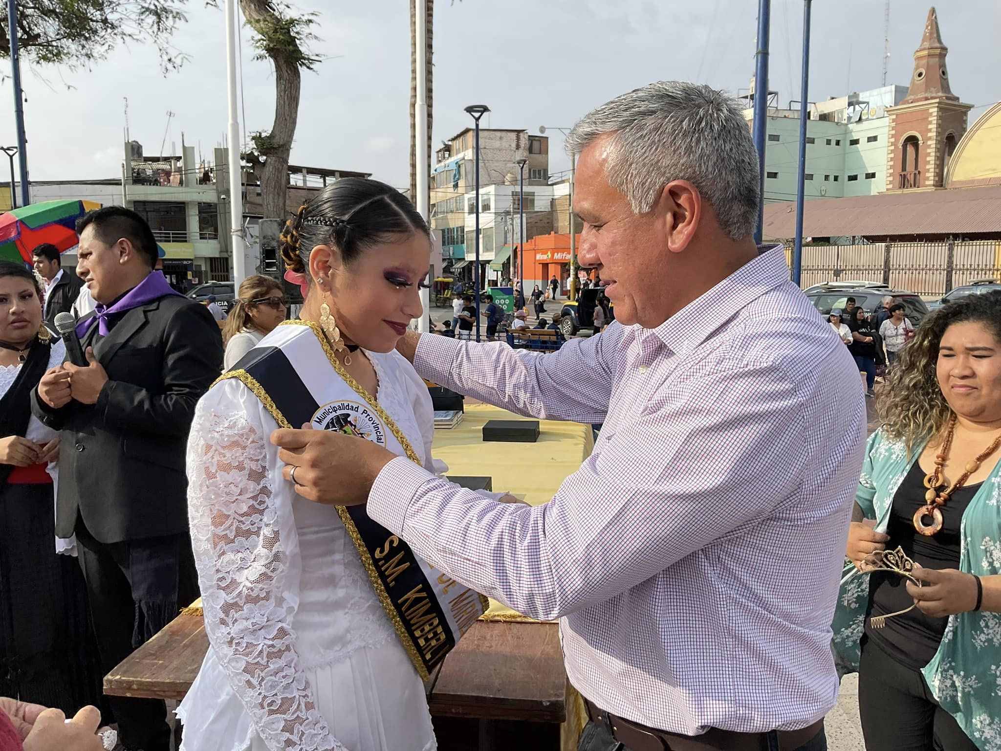 Alcalde entregΓ³ reconocimientos a los ganadores del festival de marinera