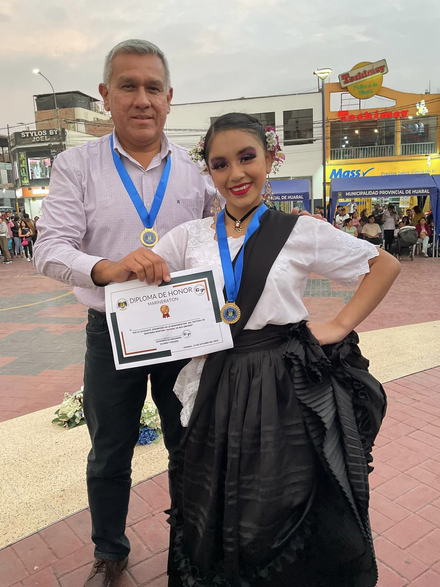 Alcalde entregΓ³ reconocimientos a los ganadores del festival de marinera
