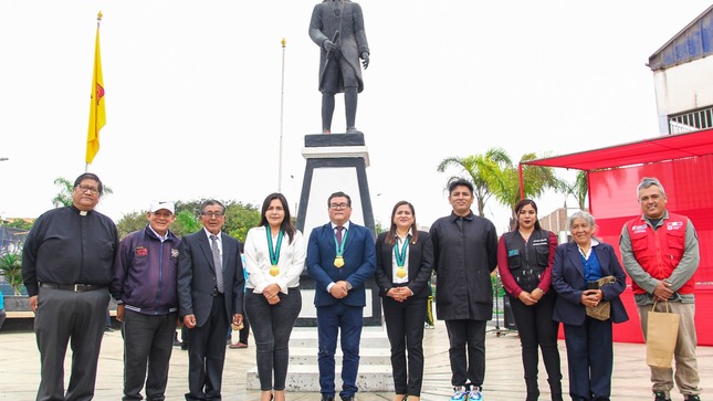 Teniente alcalde y regidoras del distrito presentes en la actividad 