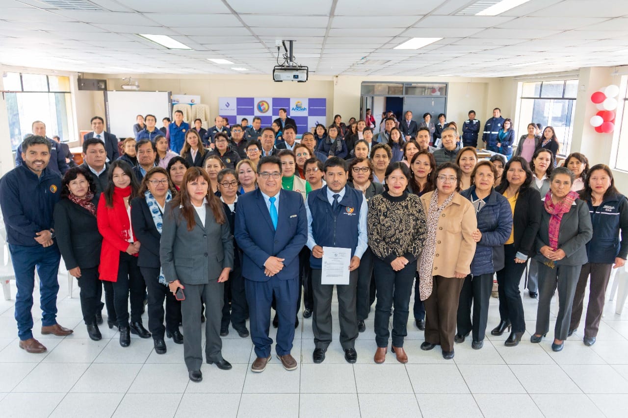 Nuevo director con trabajadores de la Diresa