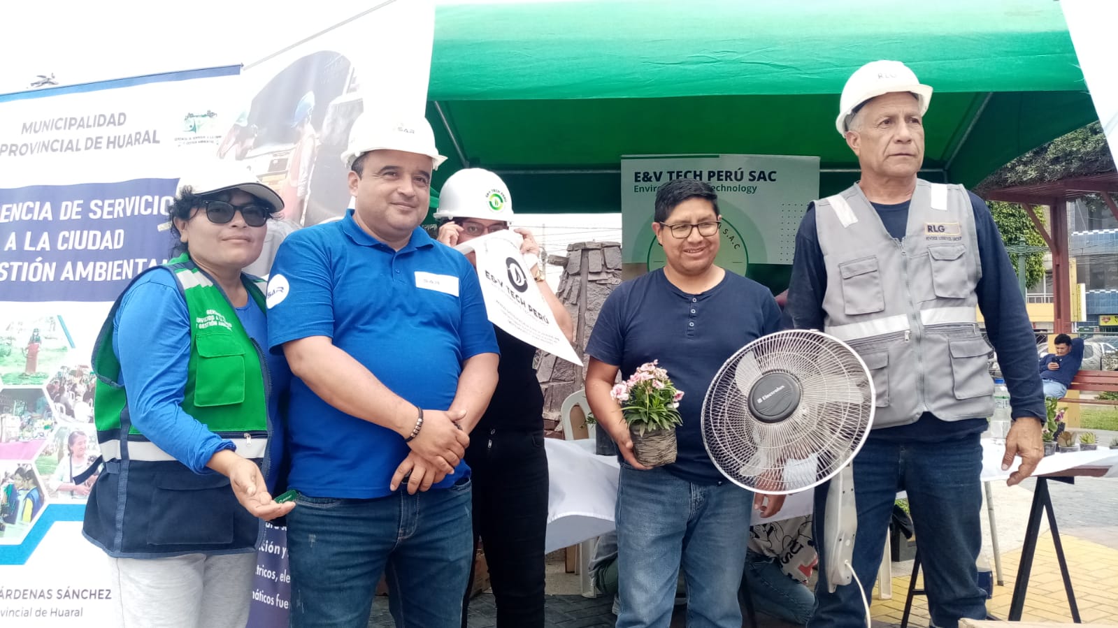 Huaralinos comprometidos con el cuidado del medio ambiente canjearon sus RAEE por plantitas