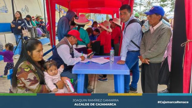 La Unidad Local de Empadronamiento de la Municipalidad Provincial de Cajamarca llevó a cabo una campaña de empadronamiento masivo en el sector 17 de Lucmacucho. Esta iniciativa tiene como objetivo la actualización de la clasificación socioeconómica de la población residente, con el fin de permitir su acceso a diversos programas sociales, entre los que se incluyen Beca 18, Programa Juntos, Pensión 65, el Programa de SIS y Techo Propio.
✍️El empadronamiento masivo es una herramienta esencial para garantizar que las personas de Lucmacucho tengan la oportunidad de beneficiarse de estos programas, que son fundamentales para mejorar la calidad de vida. La actualización de la información socioeconómica permitirá una asignación más justa y eficiente de los recursos, asegurando que aquellos que más lo necesitan puedan acceder a estos importantes apoyos.
✅El proceso de empadronamiento se llevó a cabo de manera ágil y eficiente, con la participación activa de los pobladores. La Municipalidad Provincial de Cajamarca agradece a la comunidad por su colaboración y compromiso en esta labor, que beneficiará a todos los cajamarquinos. 