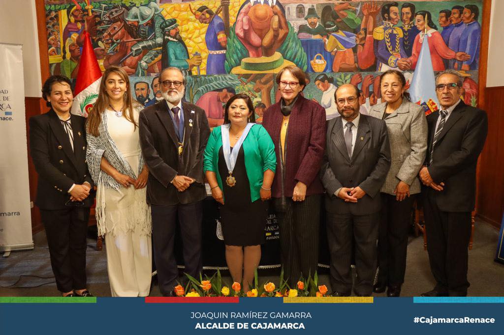 La regidora Julia Guerrero, en representaci贸n del alcalde provincial Joaquin Ram铆rez Gamarra, entreg贸 el reconocimiento de "visitante distinguido" al Dr. Rajendra Shende, por su trayectoria profesional, aporte a la investigaci贸n y desarrollo a nivel internacional.
馃棧锔廟ajendra Shende, experto internacional en temas relacionados al desarrollo sostenible y principal colaborador del informe IPCC, sobre la protecci贸n de la capa de ozono y el clima global; ganador del premio nobel de la paz en el a帽o 2007 y actualmente director fundador de Terre Policy Centre, organizaci贸n sin fines de lucro, lleg贸 a nuestra ciudad para realizar distintas actividades acad茅micas.
馃馃徎鈥嶐煫拆煆糆l alcalde provincial, Joaquin Ram铆rez, le expresa a nombre de toda la ciudadan铆a, el merecido reconocimiento por su aporte a la investigaci贸n, esperando poder seguir sumando esfuerzos conjuntos para lograr el desarrollo 贸ptimo de nuestra provincia.