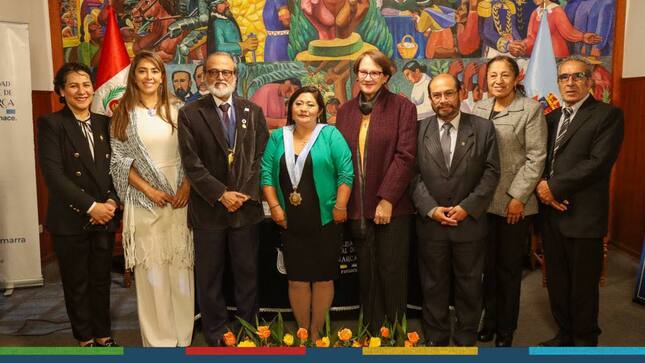 La regidora Julia Guerrero, en representación del alcalde provincial Joaquin Ramírez Gamarra, entregó el reconocimiento de "visitante distinguido" al Dr. Rajendra Shende, por su trayectoria profesional, aporte a la investigación y desarrollo a nivel internacional. 
🗣️Rajendra Shende, experto internacional en temas relacionados al desarrollo sostenible y  principal colaborador del informe IPCC, sobre la protección de la capa de ozono y el clima global; ganador del premio nobel de la paz en el año 2007 y actualmente director fundador de Terre Policy Centre, organización sin fines de lucro, llegó a nuestra ciudad para realizar distintas actividades académicas. 
🫱🏻‍🫲🏼El alcalde provincial, Joaquin Ramírez, le expresa a nombre de toda la ciudadanía, el merecido reconocimiento por su aporte a la investigación, esperando poder seguir sumando esfuerzos conjuntos para lograr el desarrollo óptimo de nuestra provincia. 