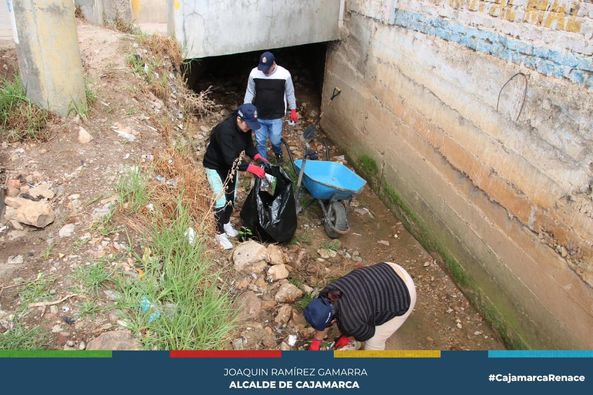 La Municipalidad Provincial de Cajamarca, a través de la gerencia de Desarrollo Social, Desarrollo Ambiental, Seguridad Ciudadana y la subgerencia de Gestión de Riesgos de Desastres, continúan realizando la limpieza de la quebrada pariapuquio en el sector de Samana Cruz, con el objetivo de prevenir posibles desbordes ante la inminente llegada del fenómeno El Niño.
🤝Es compromiso de la actual gestión municipal, prevenir y trabajar constantemente para no poner en riesgo la vida de miles de cajamarquinos.