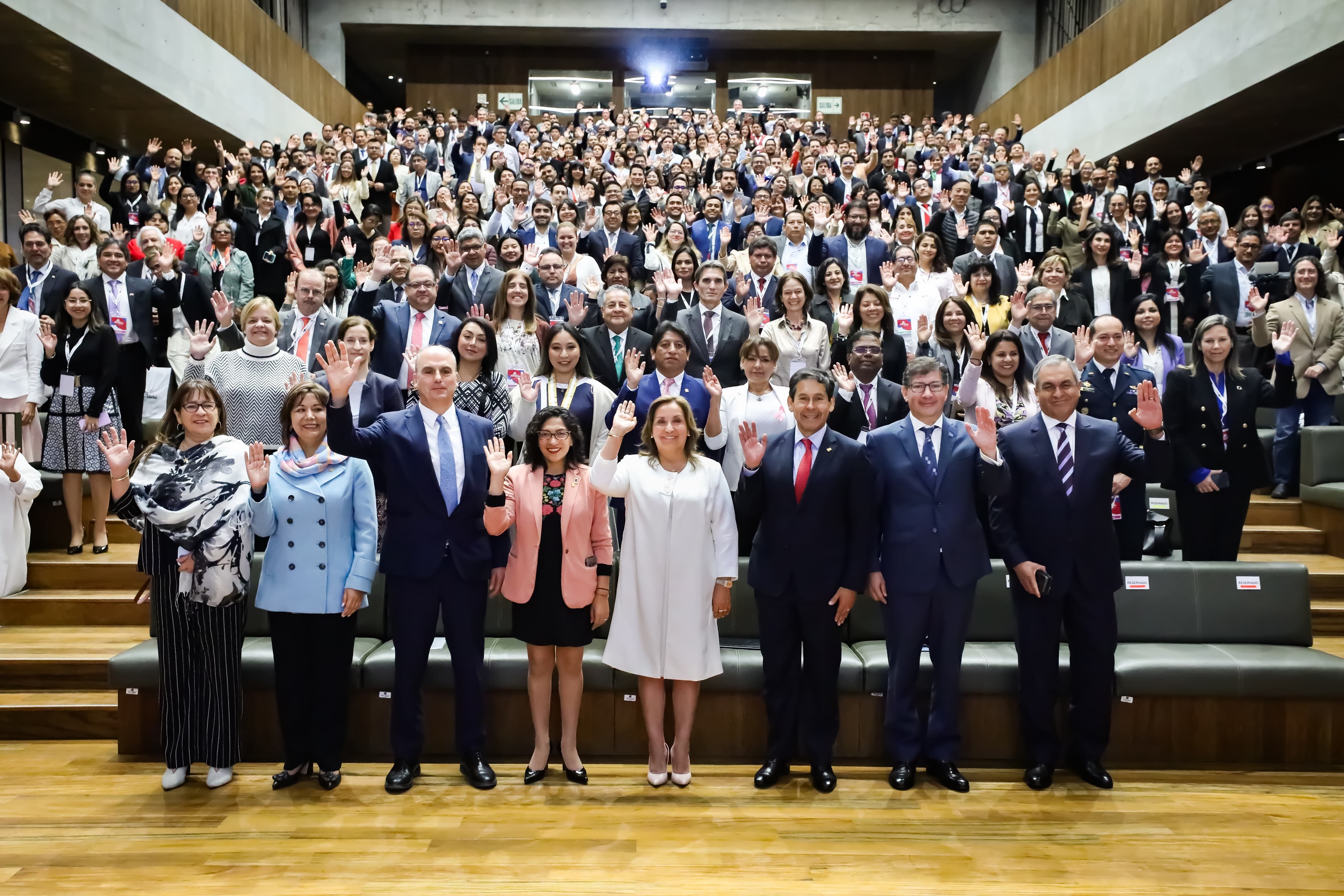 Presidenta Dina Boluarte y Ministro Julio Demartini participando de inauguración de las actividades de la XI Semana de la Inclusión Social.