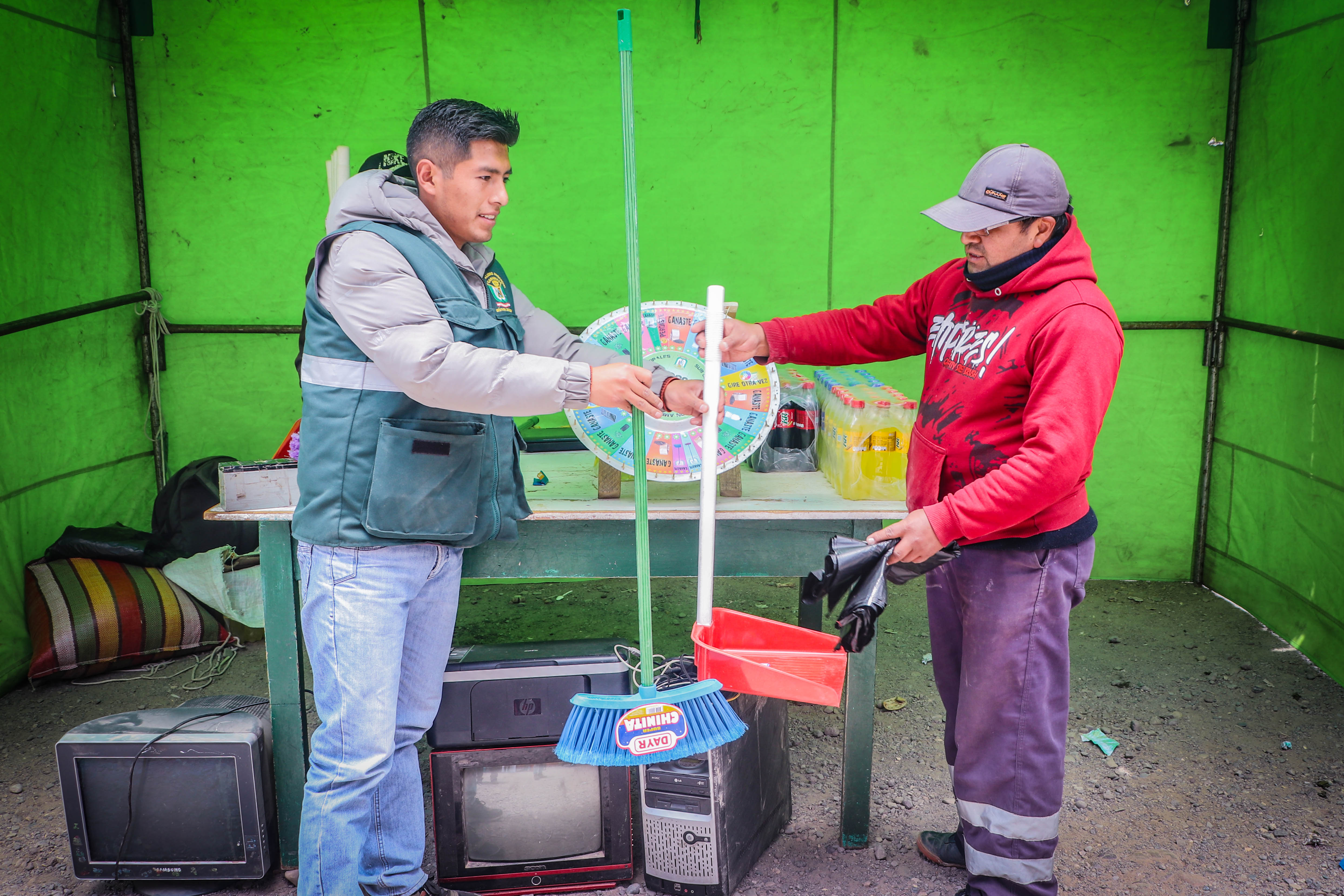 Niños, jóvenes y adultos realizaron los trueques de sus residuos electrónicos