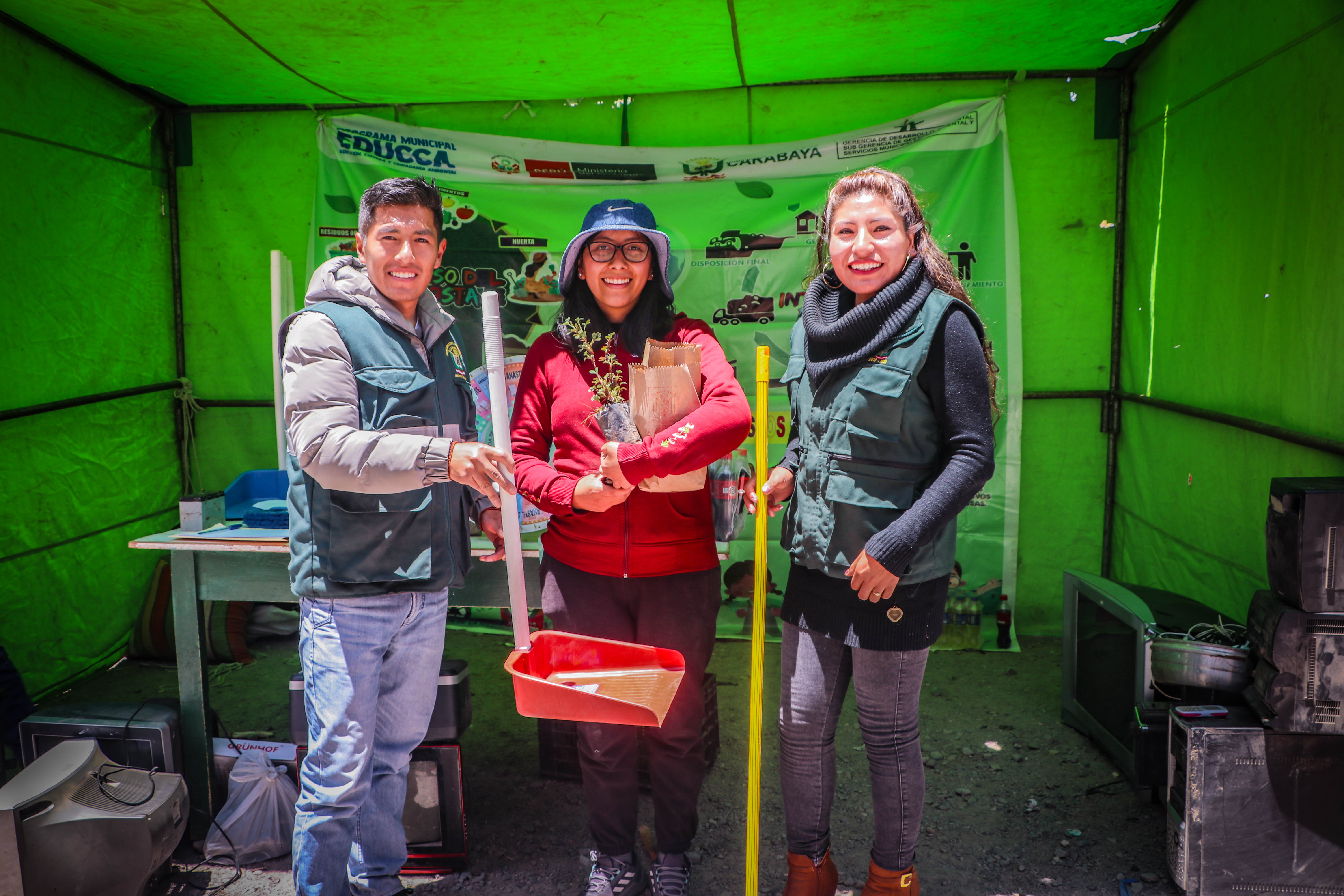 Niños, jóvenes y adultos realizaron los trueques de sus residuos electrónicos