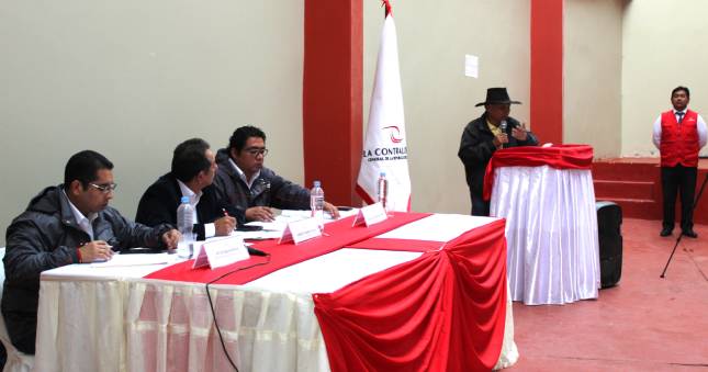 Tacna.– Ciudadanos y representantes de asociaciones civiles de la provincia Candarave participaron de la audiencia pública "La Contraloría te escucha", que se realizó el pasado 19 de octubre y fue organizada por la Contraloría General de la República. Al evento asistieron más de una veintena de personas para presentar denunciar y alertas sobre presuntos actos de corrupción en las entidades públicas que operan en dicha jurisdicción.