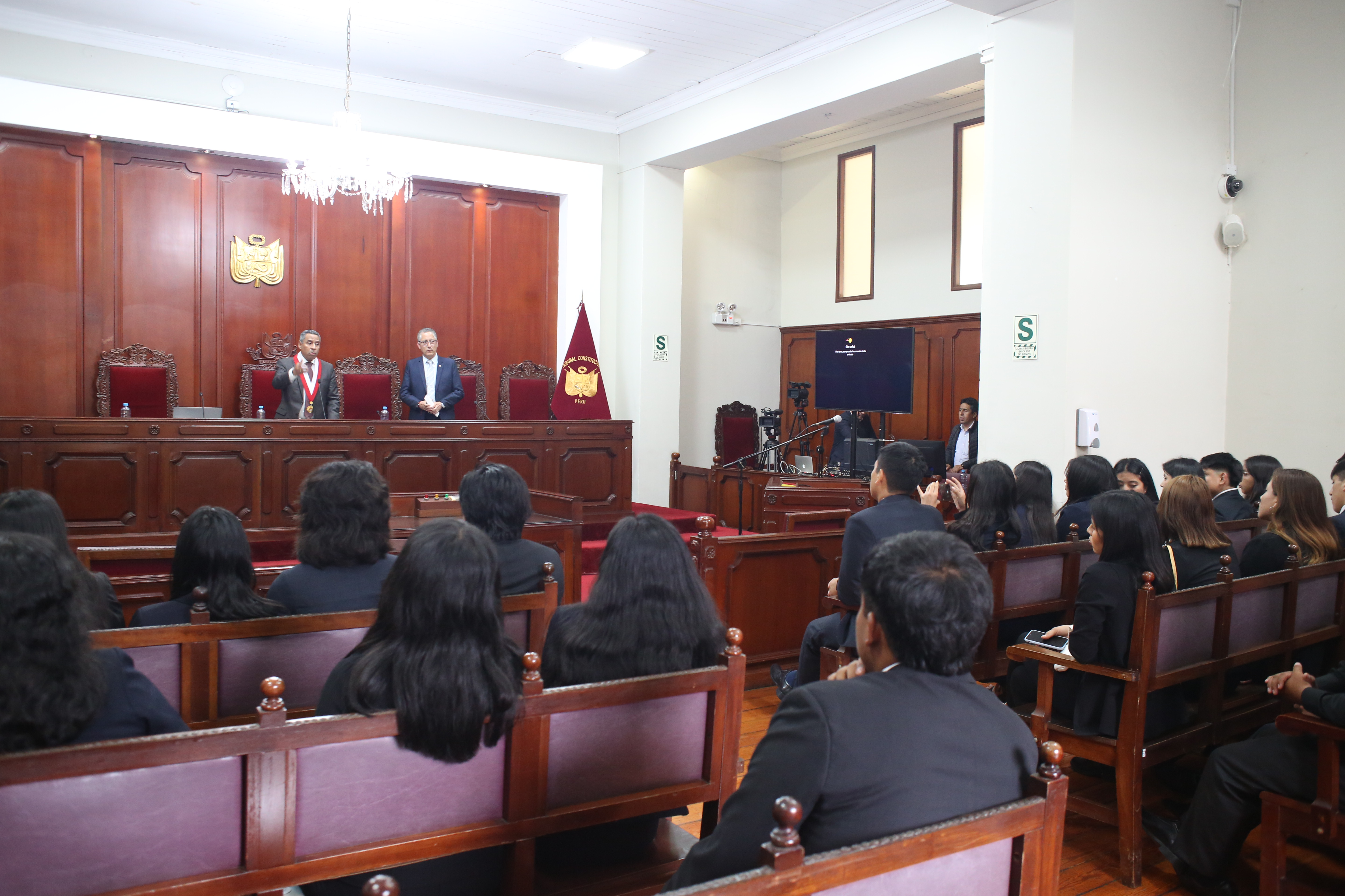 El presidente del TC, Francisco Morales Saravia, en compañía del profesor Efraín Ostos Rodríguez de la Universidad Nacional de Barranca.