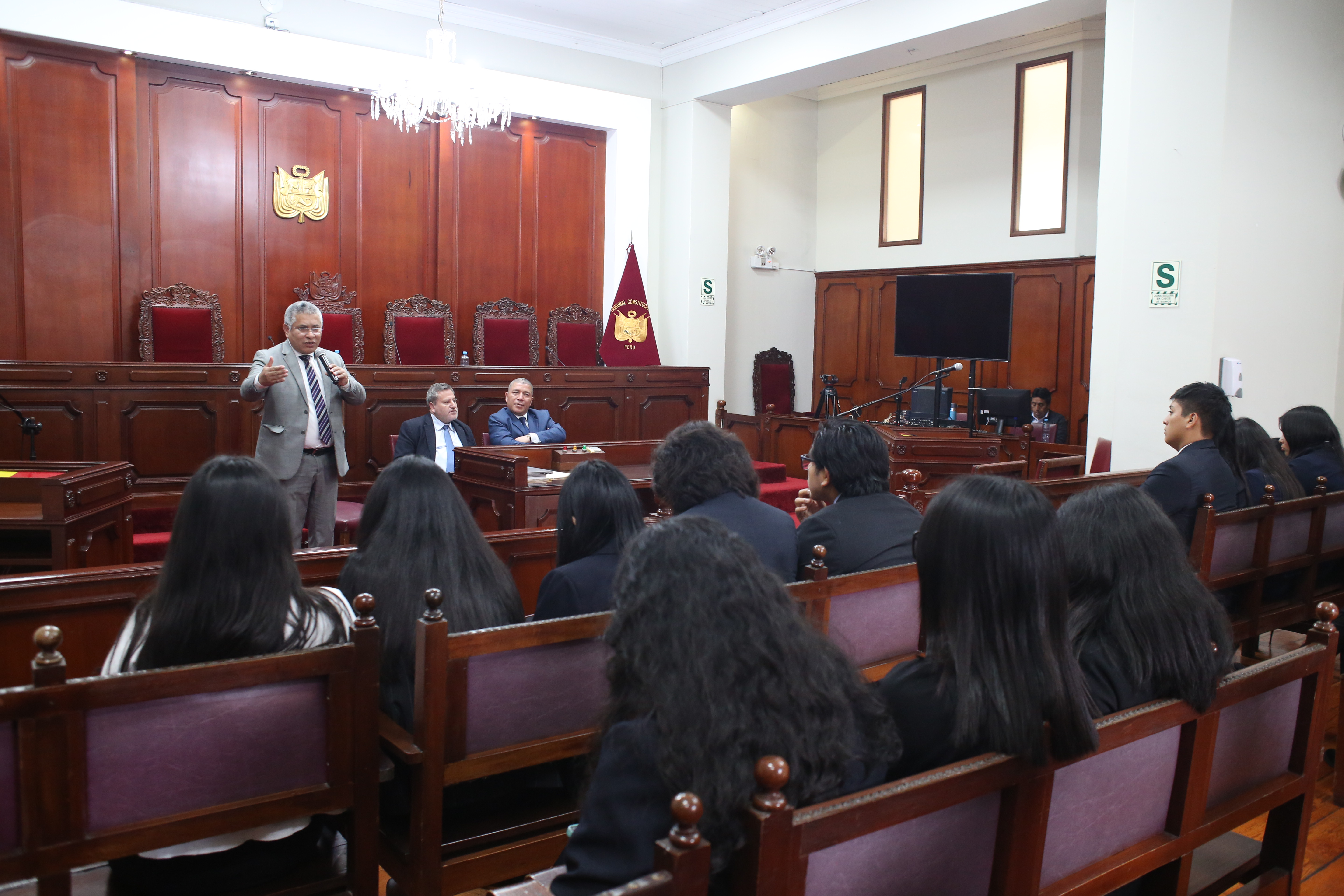 La ronda de exposiciones la inició el jefe del gabinete de asesores, Berly López Flores, quien explicó sobre el nacimiento del Tribunal Constitucional con la Constitución de 1993.