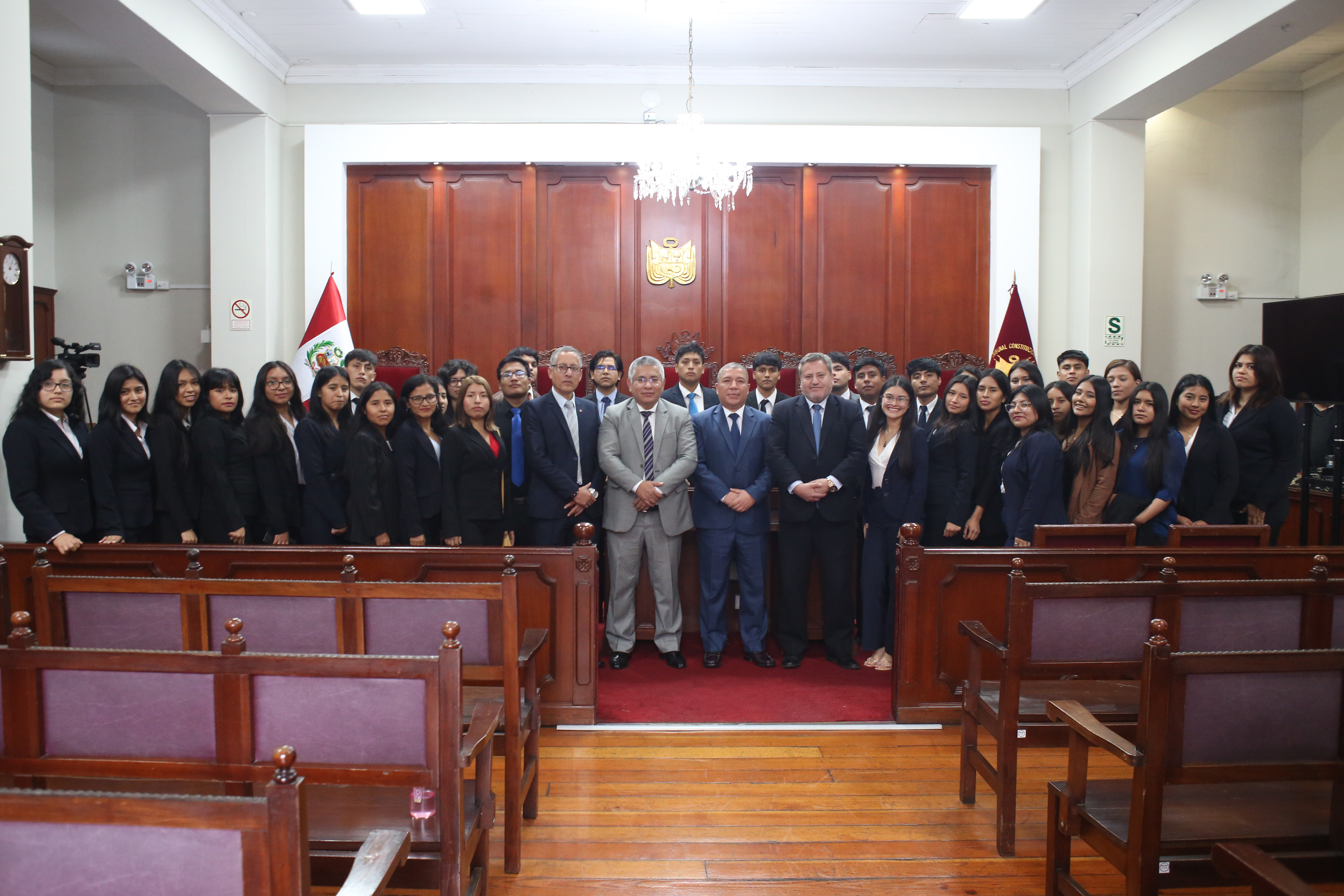 Estudiantes de la Universidad Nacional de Barranca junto a los funcionarios del Tribunal Constitucional.