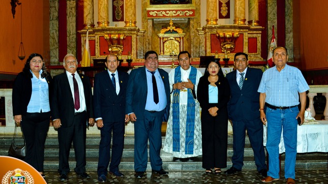 Ceremonia protocolar con izamiento de la bandera del Perú.