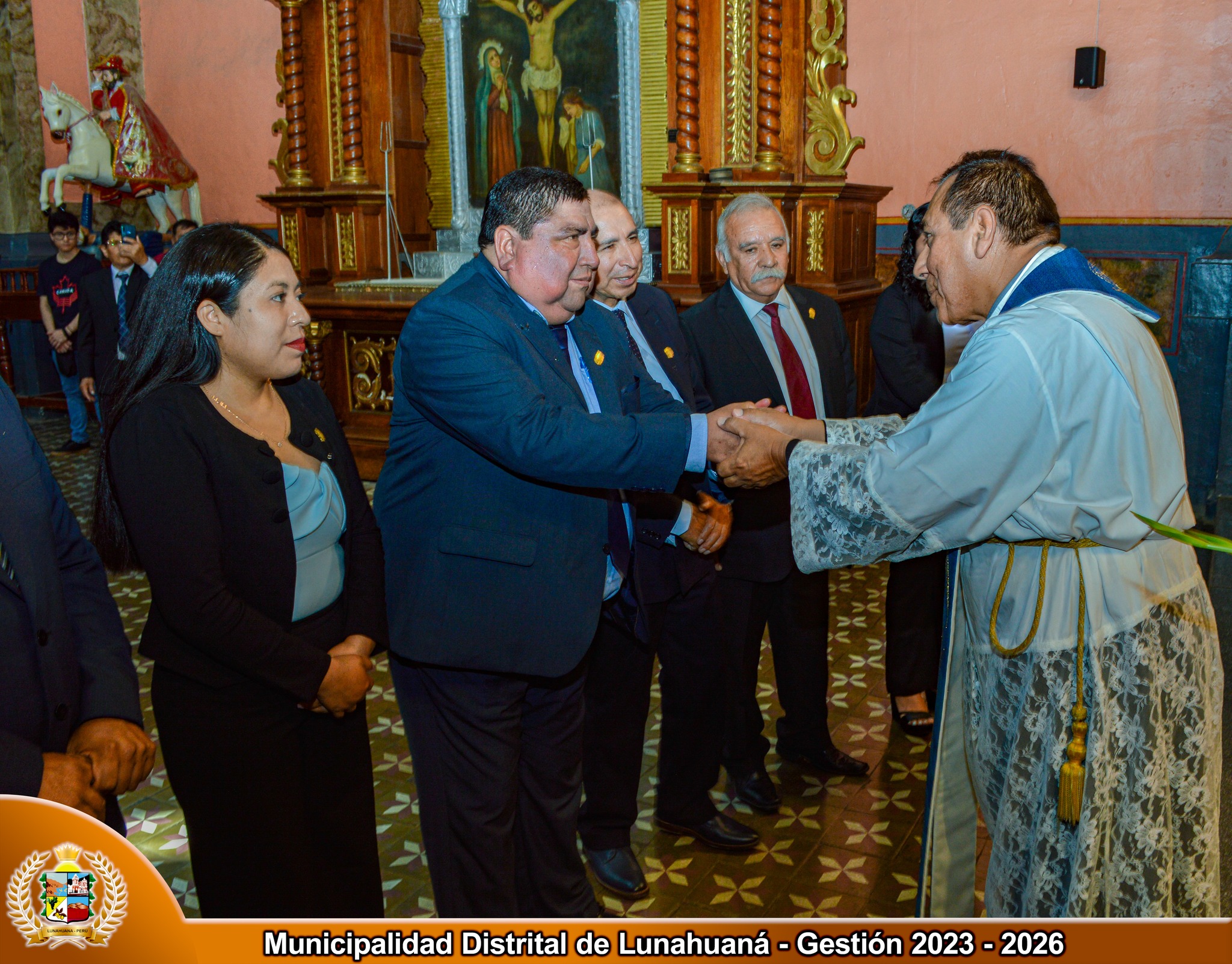 Ceremonia protocolar con izamiento de la bandera del Perú.