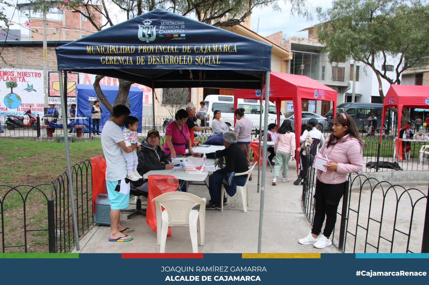La Municipalidad Provincial de Cajamarca, continúa recorriendo toda la ciudad brindando campañas médicas gratuitas a toda la población. En esta oportunidad, nuestro personal médico llegó hasta el sector San Martín, muy cerca al mercado del mismo nombre, para ofrecer los servicios de otorrinolaringología, odontología, medicina general, entrega de medicamento gratuito y gracias a nuestros colaboradores de la OMAPED, pudimos tener sesiones en masoterapia.
🤝Estas actividades se encuentran impulsadas por la subgerencia de Salud, que siguen recorriendo todos los sectores de nuestra ciudad. Hacemos un llamado a nuestra población a participar activamente de estas actividades para prevenir enfermedades y cuidar su salud.