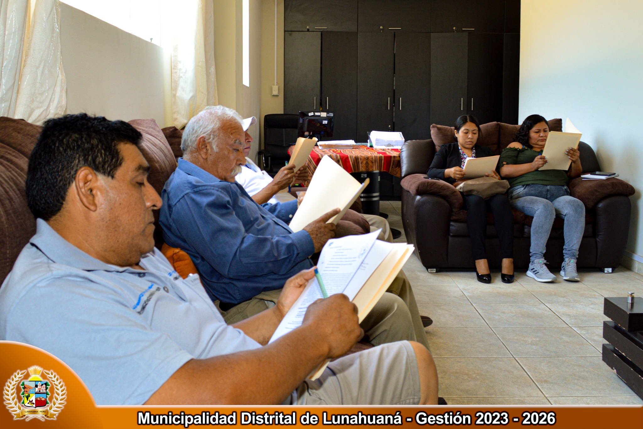 Hoy se desarrolló la primera sesión de concejo ordinaria 2023, presidida por el Alcalde del distrito Sr. Luis Alberto Conislla Jara, contando con la asistencia de los cinco Regidores.
Regidor: José Miguel Sánchez Sánchez
Regidor: Aldo Víctor Cubillas Sánchez
Regidora: Irene Fiorella Nolazco Sánchez
Regidora: Vicki Rubí Vicente de la Cruz
Regidor: Manuel David del Carpio Sanz
Se aprobó la conformación del cuadro de comisiones ordinarias de regidores del concejo municipal para el año 2023, de acuerdo a las disposiciones vigentes, el cual estará integrado de la siguiente manera:
🟠COMISION DE ADMINISTRACION, PLANEAMIENTO, PRESUPUESTO Y RENTAS
Regidora Vicki Rubí Vicente de la Cruz
Regidor Aldo Víctor Cubillas Sánchez
🟠COMISION DE SEGURIDAD CIUDADANA
Regidor José Miguel Sánchez Sánchez
Regidor Manuel David Del Carpio Sanz
🟠COMISION DE PROTECCION DEL MEDIO AMBIENTE
Regidora Irene Fiorella Nolazco Sánchez
Regidor Aldo Víctor Cubillas Sánchez
🟠COMISION DE OBRAS Y DESARROLLO URBANO
Regidor José Miguel Sánchez Sánchez
Regidor Manuel David Del Carpio Sanz
🟠COMISION DE DESARROLLO EMPRESARIAL Y TURISMO
Regidor Manuel David Del Carpio Sanz
Regidora Vicki Rubi Vicente de la Cruz
🟠COMISION DE DESARROLLO SOCIAL Y EDUCACION
Regidor Aldo Víctor Cubillas Sánchez
Regidor José Miguel Sánchez Sánchez
🟠COMISION DE PARTICIPACION VECINAL Y ASUNTOS LEGALES
Regidora Irene Fiorella Nolazco Sánchez
Regidora Vicki Rubí Vicente de la Cruz
🟠COMISION DE SALUD Y SANIDAD
Regidora Vicki Rubí Vicente de la Cruz
Regidora Irene Fiorella Nolazco Sánchez
