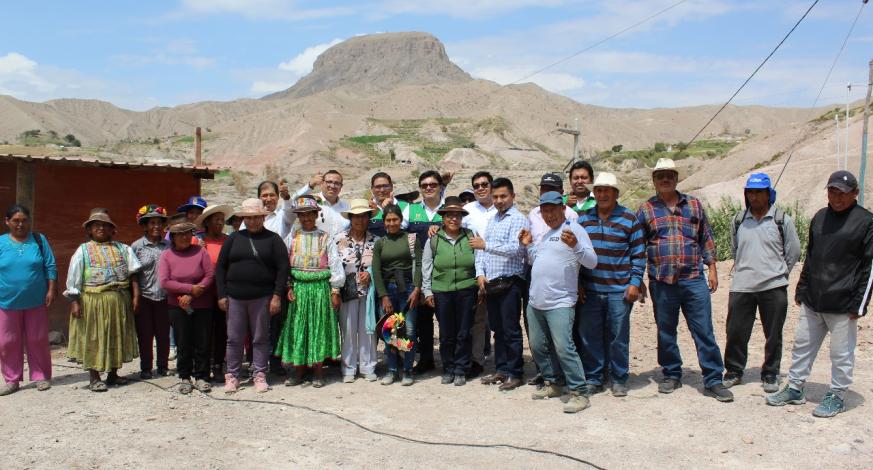 Pobladores de las asociaciones y juntas vecinales del centro poblado de Yacango se reunieron con autoridades del distrito de Torata y el equipo técnico de la Municipalidad Provincial Mariscal Nieto para verificar el avance de la construcción del tramo II de la carretera Los Ángeles-Yacango.