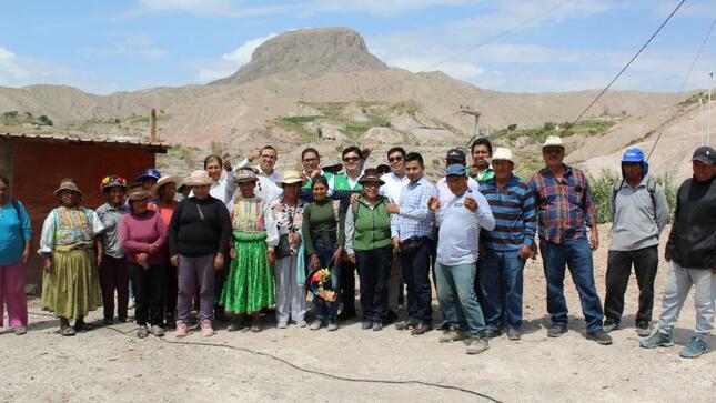 Pobladores de las asociaciones y juntas vecinales del centro poblado de Yacango se reunieron con autoridades del distrito de Torata y el equipo técnico de la Municipalidad Provincial Mariscal Nieto para verificar el avance de la construcción del tramo II de la carretera Los Ángeles-Yacango.