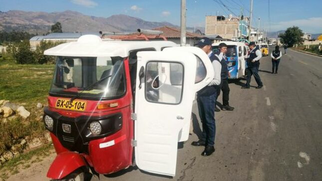 Con el objetivo de ordenar y erradicar el transporte informal, la gerencia de Transportes y Seguridad Vial de la Municipalidad de Cajamarca continúa con su labor de fiscalización en diferentes puntos de la ciudad para así hacer respetar el Reglamento Nacional de Tránsito y las normas que rigen en nuestra comuna local. 
🚨En esta oportunidad intervenimos a diferentes unidades que brindan el transporte público en la carretera camino al Complejo Pecuario Iscoconga. 
👉Exhortamos a todos los conductores a regularizar la documentación respectiva  y evitar multas. 