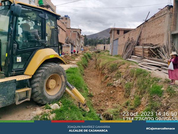 La Municipalidad Provincial de Cajamarca sigue trabajando incansablemente en la descolmatación de la quebrada Arcomayo como parte de su estrategia de prevención ante la inminente llegada del fenómeno climático conocido como 'El Niño'. 💪
⛏Los trabajos de descolmatación incluyen la remoción de sedimentos y desechos que se acumulan en el lecho de la quebrada, lo que ayuda a aumentar su capacidad de drenaje y reduce el riesgo de inundaciones. Además, se están fortaleciendo las medidas de monitoreo y alerta temprana para garantizar una respuesta efectiva en caso de que las condiciones climáticas empeoren.
🤝El compromiso de la Municipalidad Provincial de Cajamarca es garantizar la seguridad y protección de sus propiedades frente a los desafíos que plantea el cambio climático y los fenómenos climáticos extremos. Se espera que estas acciones de prevención contribuyan a mitigar los posibles impactos negativos de 'El Niño' en provincia, brindando tranquilidad a la población cajamarquina.