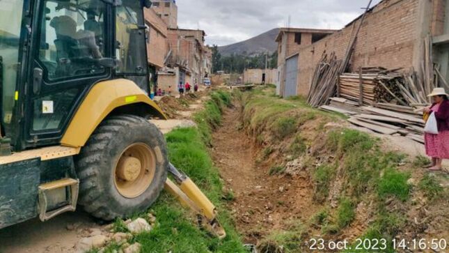 La Municipalidad Provincial de Cajamarca sigue trabajando incansablemente en la descolmatación de la quebrada Arcomayo como parte de su estrategia de prevención ante la inminente llegada del fenómeno climático conocido como 'El Niño'. 💪
⛏Los trabajos de descolmatación incluyen la remoción de sedimentos y desechos que se acumulan en el lecho de la quebrada, lo que ayuda a aumentar su capacidad de drenaje y reduce el riesgo de inundaciones. Además, se están fortaleciendo las medidas de monitoreo y alerta temprana para garantizar una respuesta efectiva en caso de que las condiciones climáticas empeoren.
🤝El compromiso de la Municipalidad Provincial de Cajamarca es garantizar la seguridad y  protección de sus propiedades frente a los desafíos que plantea el cambio climático y los fenómenos climáticos extremos. Se espera que estas acciones de prevención contribuyan a mitigar los posibles impactos negativos de 'El Niño' en provincia, brindando tranquilidad a la población cajamarquina. 