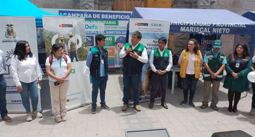 En la Plaza de Armas, como parte de buscar un compromiso de la población con el medio ambiente, mediante la donación de sus materiales reciclables, se realizaron diferentes campañas con dinámicas interactivas canalizadas por instituciones ambientales. Familias moqueguanas encontraron múltiples stands con productos ecológicos, de cuidado personal, alimentación saludable, etc.