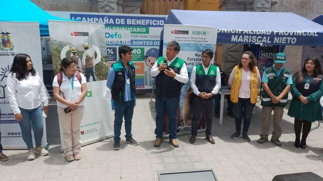 En la Plaza de Armas, como parte de buscar un compromiso de la población con el medio ambiente, mediante la donación de sus materiales reciclables, se realizaron diferentes campañas con dinámicas interactivas canalizadas por instituciones ambientales. Familias moqueguanas encontraron múltiples stands con productos ecológicos, de cuidado personal, alimentación saludable, etc.