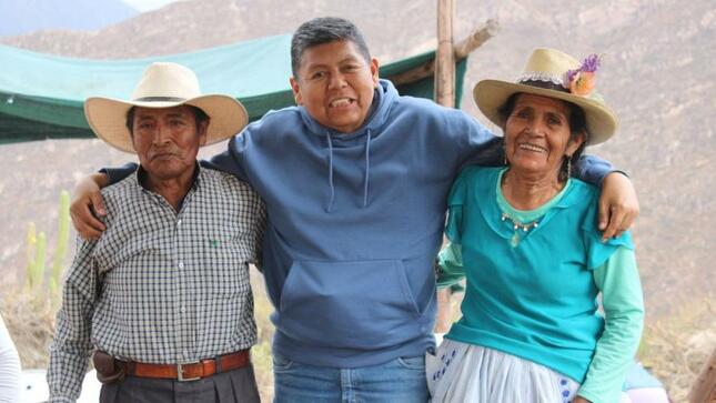 El Alcalde Provincial, John Larry Coayla se reunió hoy con pobladores del anexo de Pantin, ubicado en Carumas. Estuvieron presentes los Regidores Rudolf Gutiérrez, Alejandro Vizcarra y Vilma Cespedes, junto al alcalde del mencionado distrito.